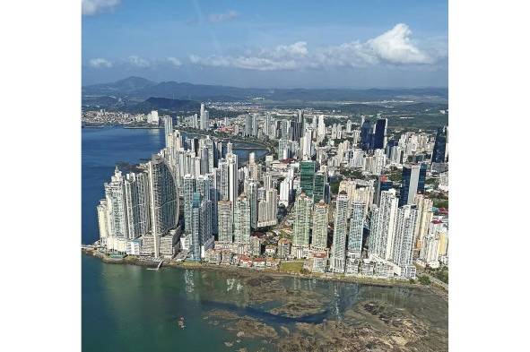 El 'tour' que sobrevuela el Canal y la ciudad de Panamá empieza con la narración de parte de la historia de Panamá y el paso interoceánico.