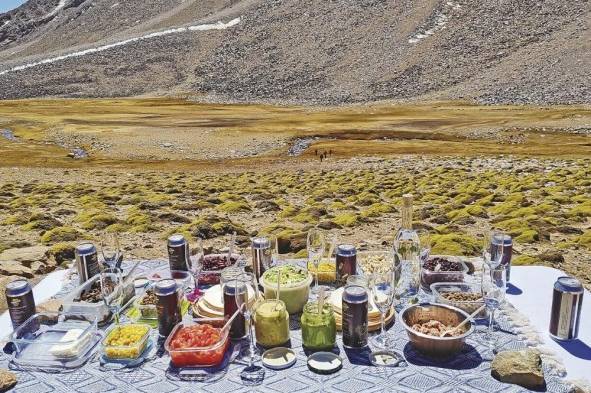 En cuanto a la gastronomía, el visitante puede degustar de productos típicos como los quesos de cabra y vinos.