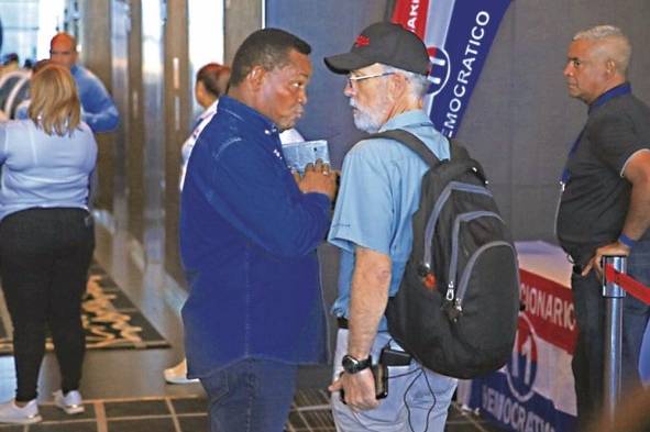 Los alcaldes Héctor Valdés Carrasquilla; de San Miguelito y José Luis Fábrega, del distrito de Panamá, lucían muy inquietos y preocupados antes de ser electos.