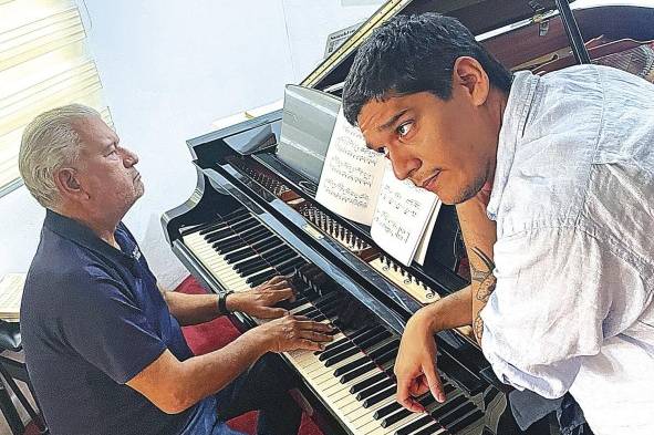 Luis Troetsch hijo acompaña a su padre, el pianista Luis Troetsch Turner, en el registro sonoro de las obras de piano solo del maestro Gonzalo Brenes.