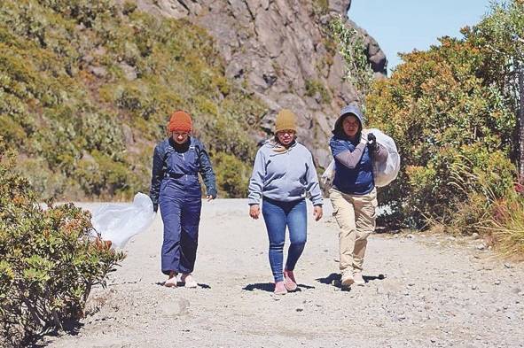 Voluntarios hacen limpieza en la vía hacia el Volcán Barú.