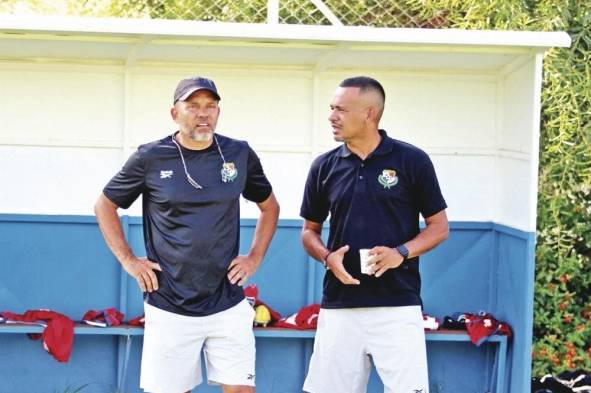 Mike Stump junto a Mario Méndez , su asistente, intercambiando impresiones y conceptos durante los entrenamientos.