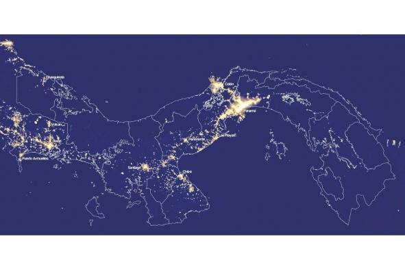 Imagen nocturna de Panamá 2016. Las áreas urbanas aparecen como luces brillantes. En esta imagen se puede observar claramente como el Área Metropolitana de Panamá se encuentra desperdigada hasta prácticamente incorporar a los distritos de Capira y San Carlos, siguiendo el eje de la Carretera Panamericana.