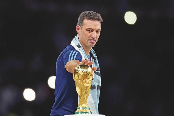 Lionel Scaloni, técnico de la selección de Argentina, con la Copa del Mundo.