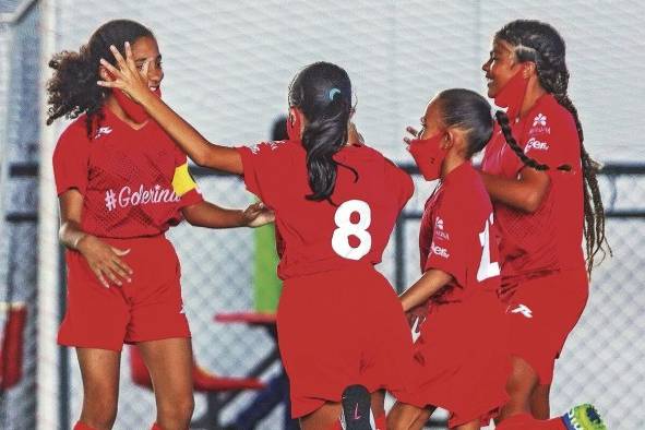 Niñas festejan un gol durante el torneo.