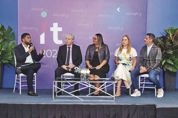 Las autoridades de Senacyt, Itse, ProPanamá y Ampyme durante el lanzamiento de DISRUPT-IT 2023.