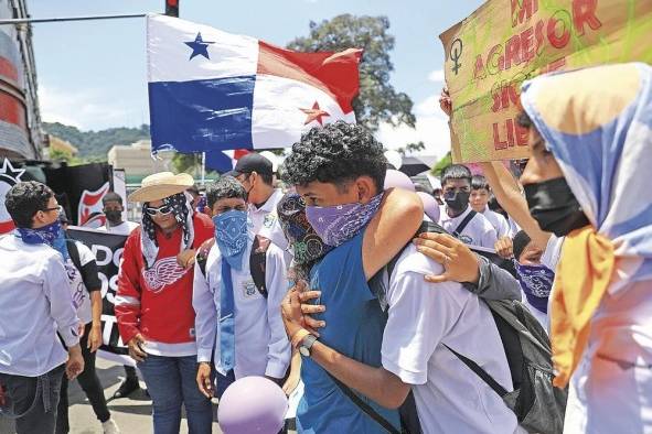 Estudiantes protestan en los predios de la Asamblea Nacional.