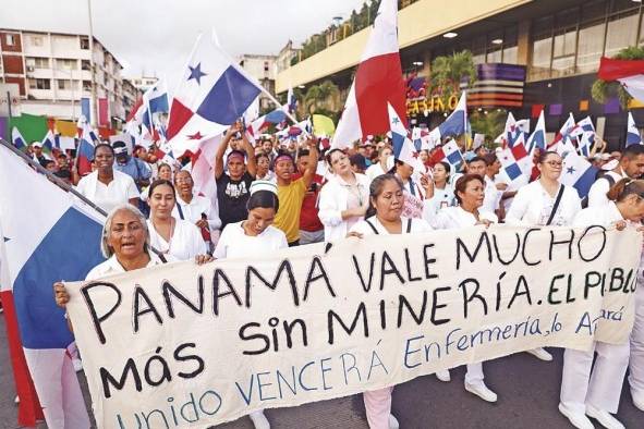 Los sectores que se oponen al contrato minero marcharon desde el parque Porras hasta la 5 de Mayo.