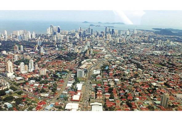 Imagen de la ciudad de los rascacielos. Observe cómo la mayoría de los edificios altos se concentran hacia el borde costero de la ciudad de Panamá.