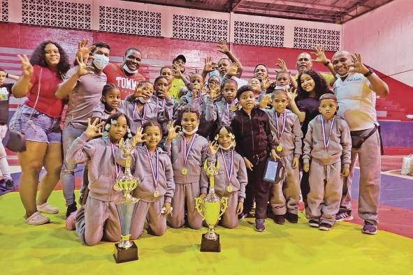 Colón ha ocupado los primeros lugares en los últimos años en la lucha infantil y minilucha, a pesar de no contar con un lugar oficial para entrenar.