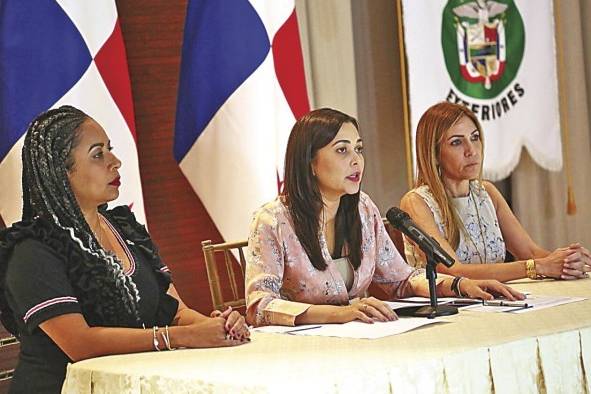 Primera intervención pública de la canciller Janaina Tewaney, en una conferencia de prensa.