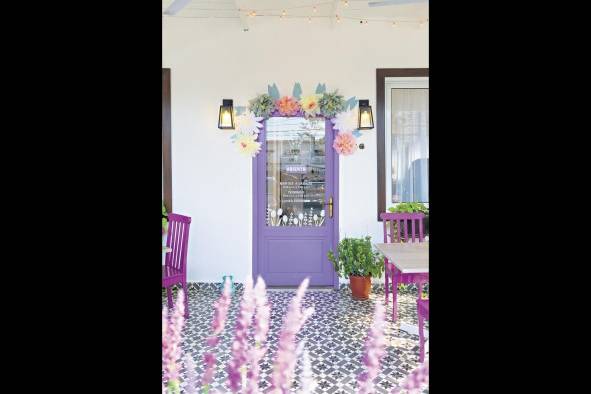 El café cuenta con un salón principal y una acogedora terraza.