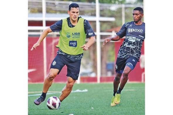 Jan Carlos Vargas durante un entrenamiento con el equipo.