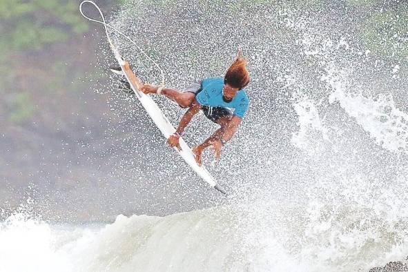 El 'surfista' Jean Carlos Camarena durante las olas del Panamericano de Surf 2022.