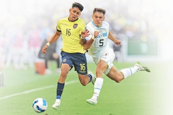 Kendry Páez (i.) debutó con la selección mayor de Ecuador.