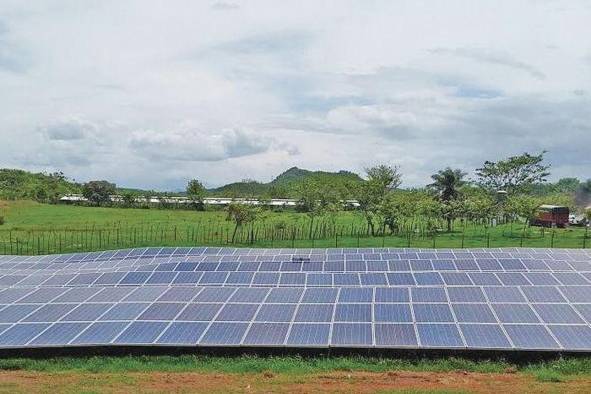 La energía solar proviene del sol a través de paneles solares.