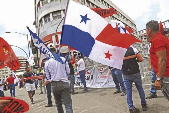 Fuera de la Asamblea se manifestaron grupos que rechazan el proyecto.