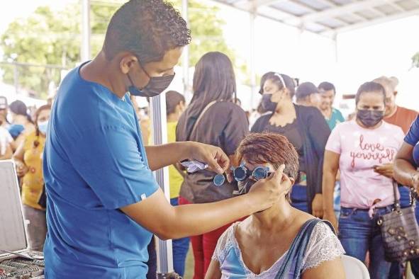 El programa “Ver y oír para aprender” vela por estudiantes de centros educativos vulnerables, realizando pruebas auditivas y visuales.