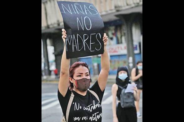 Diversos colectivos femeninos nacionales, como 'Palabras Poderosas' han llevado a cabo diversas marchas pacíficas.