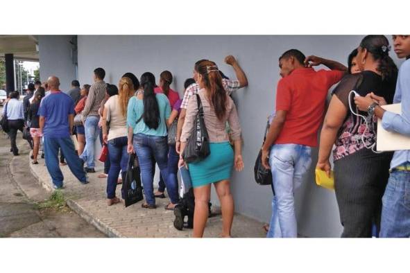 Las empresas llenan algunas vacantes a través de las ferias de empleo.