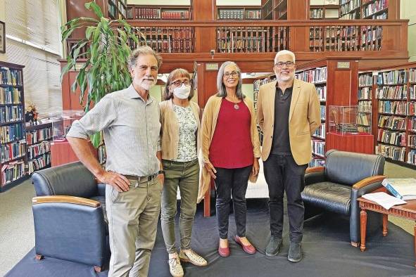 Los expositores Patrick Dillon, Erika Schnitter y Almyr Alba, junto al moderador del evento Carlos Fitzgerald.