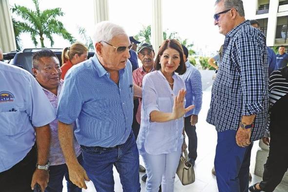 El candidato presidencial Ricardo Martinelli junto a su esposa, Marta Linares de Martinelli.