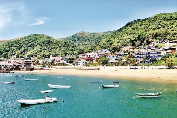 Isla Taboga. Las personas que visitan esta isla degustan de los duros (jugos de fruta, azucarados y congelados con forma de cubos) que se venden ahí. Al llegar a la isla se suele disfrutar de caminatas relajantes por la arena y subidas de cerros, pero lo que más llama la atención de las personas y lo que más suelen disfrutar es el viaje en Ferry de ida y vuelta.