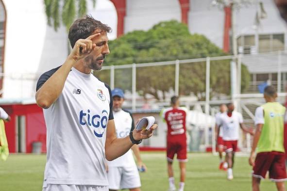 David Dóniga, técnico de la sub-23 y asistente de la selección mayor, aplicando los apuntes de su libreta.