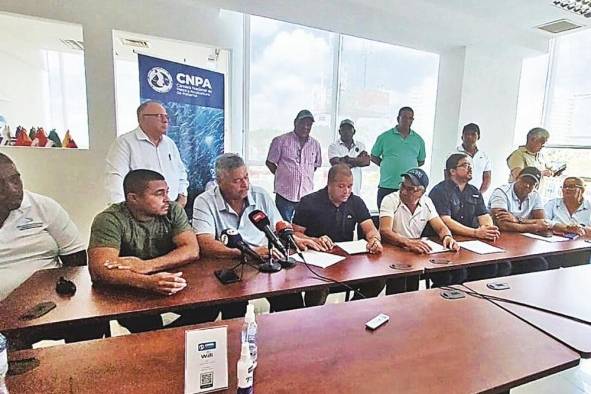 Representantes del sector pesquero nacional en conferencia de prensa.