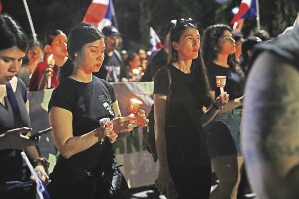 Ayer en la noche, miembros de organizaciones civiles vestidos de negro hicieron una vigilia en la cinta costera en rechazo a la Ley 406.