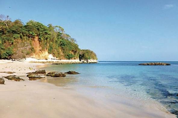 La playa posee arena blanca con piedras de color azul.