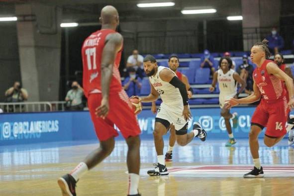 El baloncesto es otro de los deportes profesionales en Panamá.