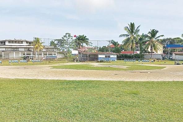 El estadio de Arco Iris quedó convertido en un campo de softbol en 2021, luego de que un grupo privado lo habilitara, tras su derrumbe cuatro años antes.