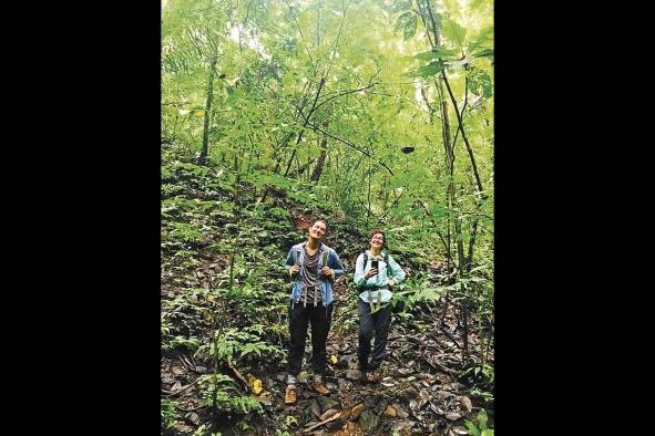 Paulette Guardia (Der.) y Leila Nilipour, de gira por isla Barro Colorado antes de la pandemia.