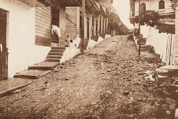 La Isthmian Canal Commission estuvo a cargo de la pavimentación, dotación de drenajes, alcantarillado y acueducto de la ciudad de Panamá a partir de 1905. En esta foto, una vista de la calle 12 antes de su pavimentación.