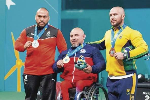 Rey Dimas (iz.) ganador de medalla de plata en los Parapanamericanos en Chile.