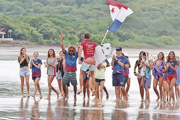 Celebración de los panameños durante el torneo de 'surf'.