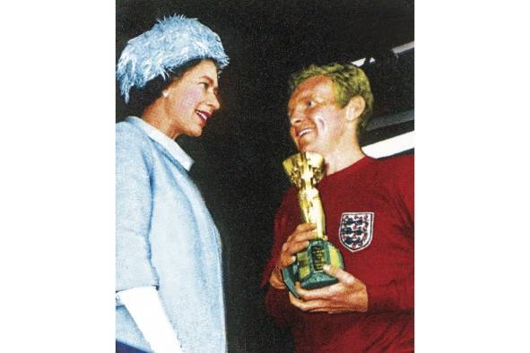 La reina Isabel II cuando entregaba la Copa Mundial de la FIFA al capitán de Inglaterra Bobby Moore