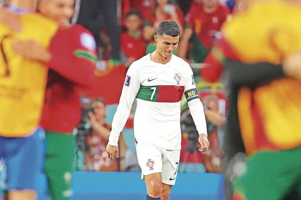 El delantero de Portugal Cristiano Ronaldo tras la derrota de su equipo ante Marruecos, en el partido de cuartos de final del Mundial Qatar 2022, este sábado en el estadio Al Thumama de Doha.