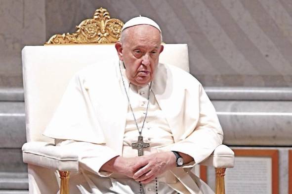 El papa Francisco durante una oración en la Basílica de San Pedro.