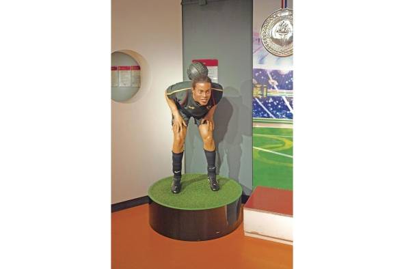 Representación de Ronaldinho en el Museo de Cera Madame Tussauds, en Ámsterdam, Países Bajos, realizando su célebre control del balón conocido como 'espaldinha'.