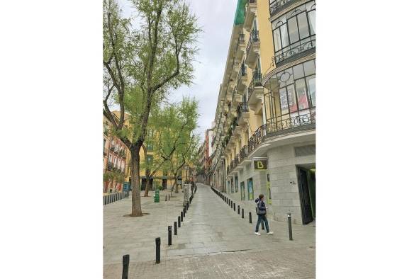 En su tránsito por las calles, las personas no se miran a los ojos, hay temor. Muchas utilizan tapabocas y guantes.