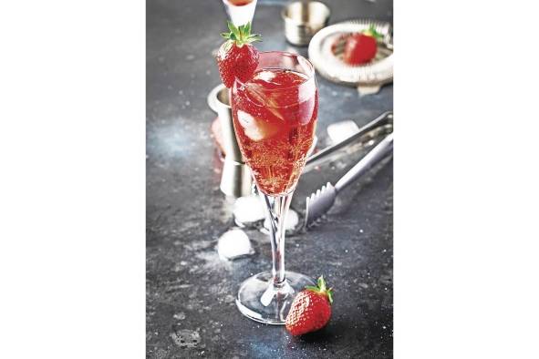 Rossini. Es una opción muy similar al Bellini, pero en lugar de puré de duraznos, se prepara con pulpa de fresas, en este caso, 2/3 de Prosecco y 1/3 de pulpa de fresas.