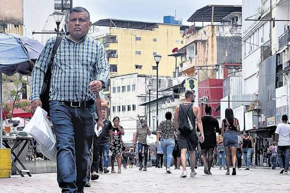 Transeúntes ocupan la plaza 5 de Mayo.