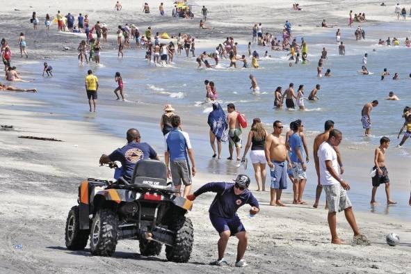 El Ministerio de Salud recomienda que las visitas a las playas sean dentro de la burbuja familiar.