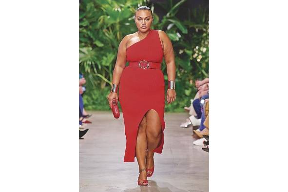 Modelo de Michael Kors en New York Fashion Week 2022.