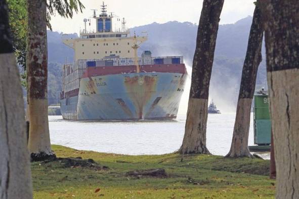 Imagen de archivo de una panorámica de buques transitando por el corte culebra en el Canal de Panamá.