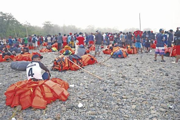 Miles de migrantes llegan a Bajo Chiquito por día como parte de la ruta hacia el norte. El poblado, donde viven 496 personas, ha cambiado su estilo de vida, de la quietud al bullicio de un mercado en auge