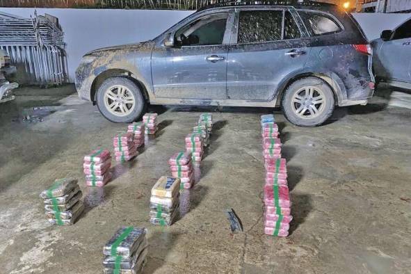 Auto en el que viajaba el exgobernador, el cual tenía un doble fondo donde se encontraron 79 paquetes de supuesta droga.