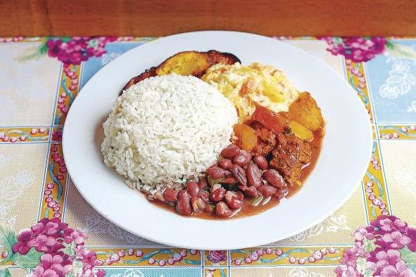 Criolla El arroz blanco, acompañado de frijoles (porotos) y carne de res, es uno de los platos más consumidos en la cocina casera y popular. No faltan las tajadas.